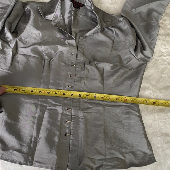 Simon Chang woman’s size 10 silver button down - Picture 10 of 11